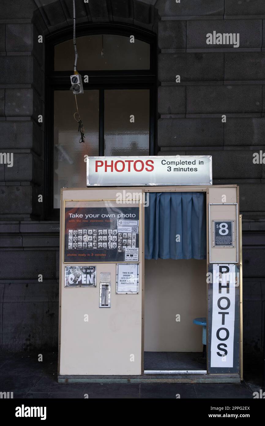 MELBOURNE, AUSTRALIEN - MÄRZ 09 2023: Frau in einem alten Fotostand vor einer alten Fassade am Bahnhof Flinders Street in Melbourne, Australien Stockfoto