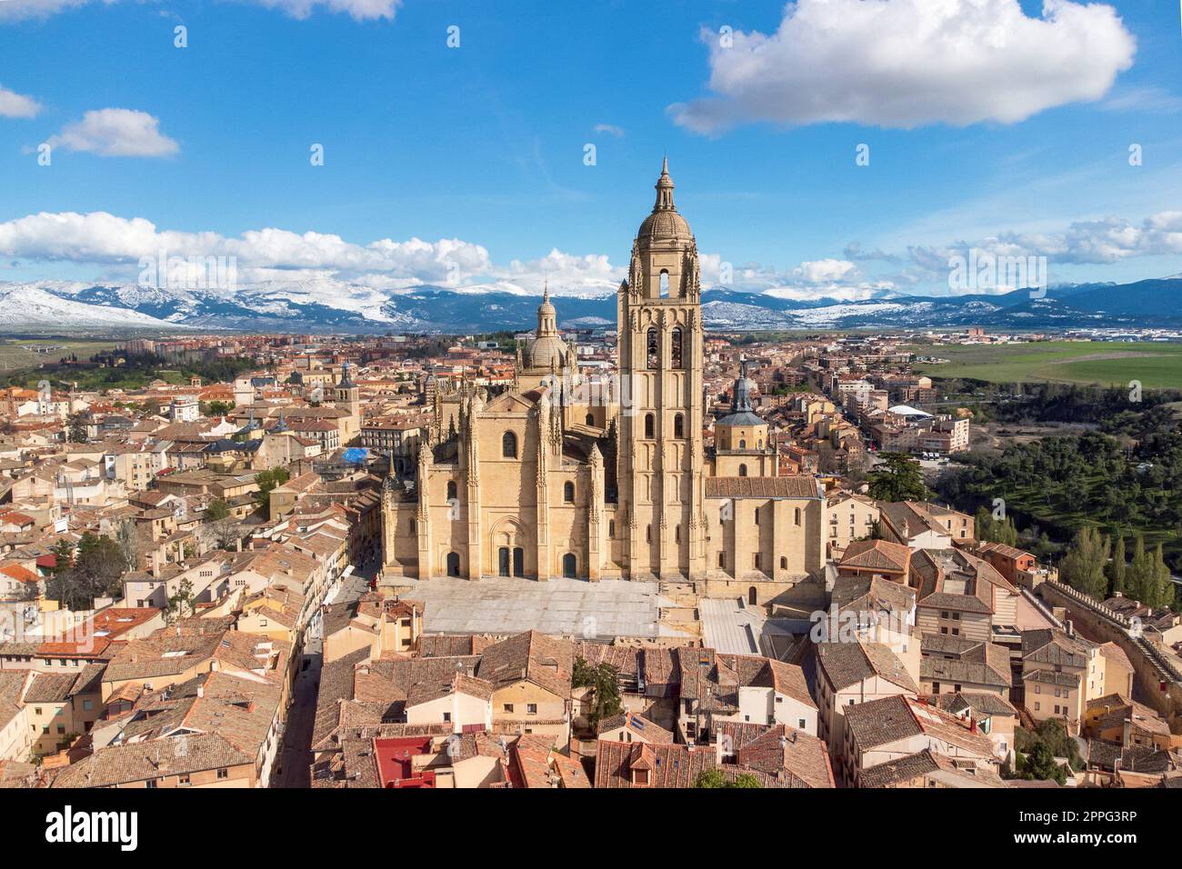 Luftaufnahme der Kathedrale von Segovia, berühmte Touristenattraktion in Kastilien und Leon, Spanien. Stockfoto