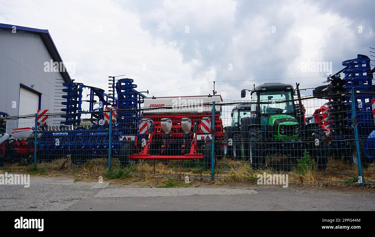 Großer Scheibenpflug, Abschleppen für Traktoren zum Pflügen von Feldern Stockfoto