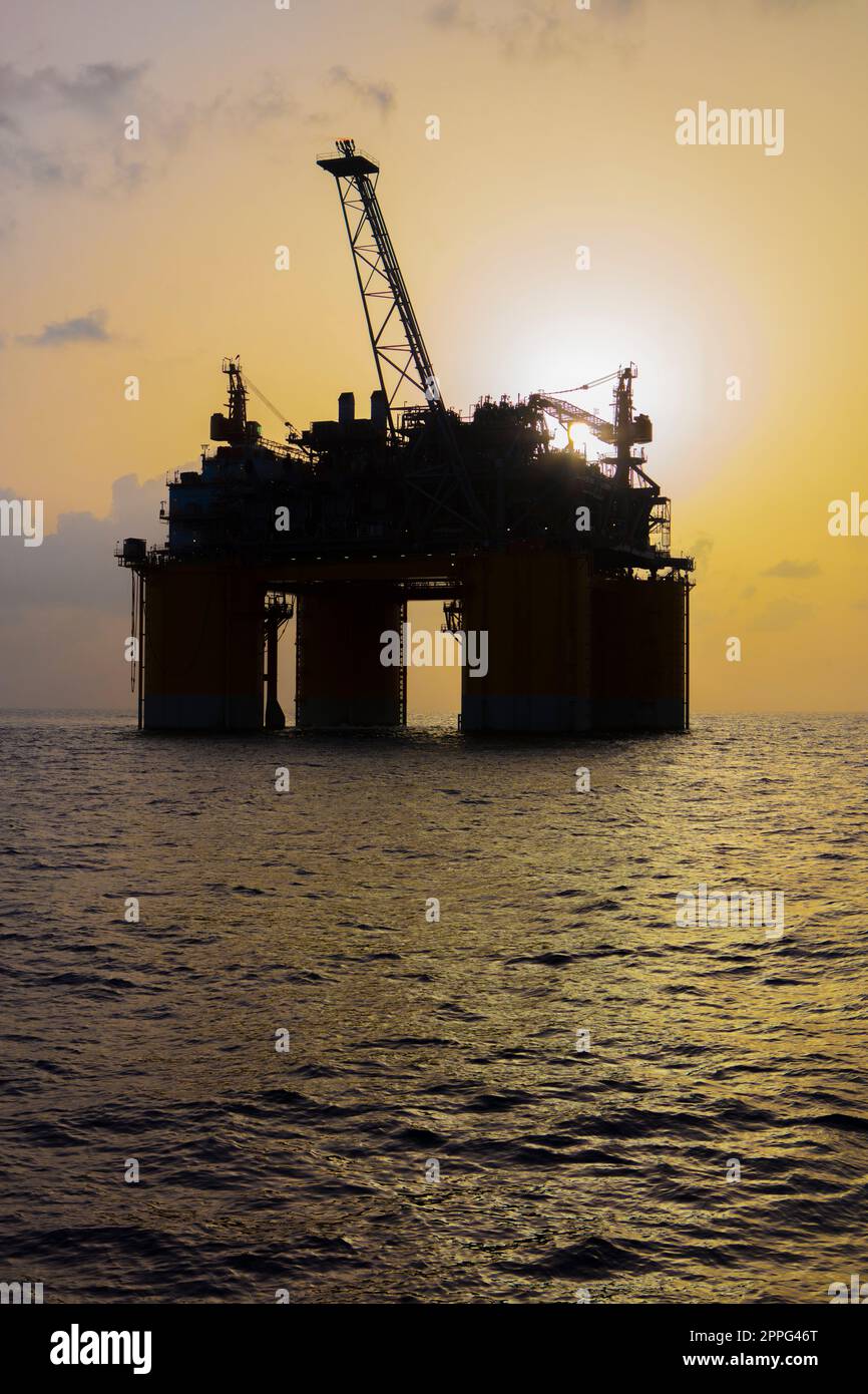 Offshore-Plattform bei Sonnenuntergang im Golf von Mexiko Stockfoto