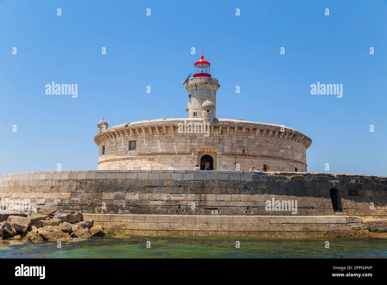 Besucher des alten Leuchtturms Bugio Stockfoto