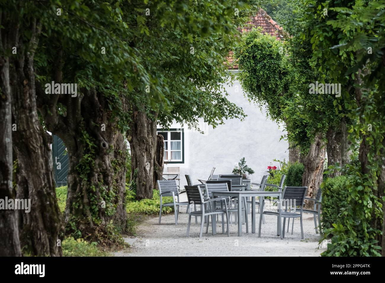 Schönes Hotel in der Nähe des Gartens von einem alten Schloss Stockfoto