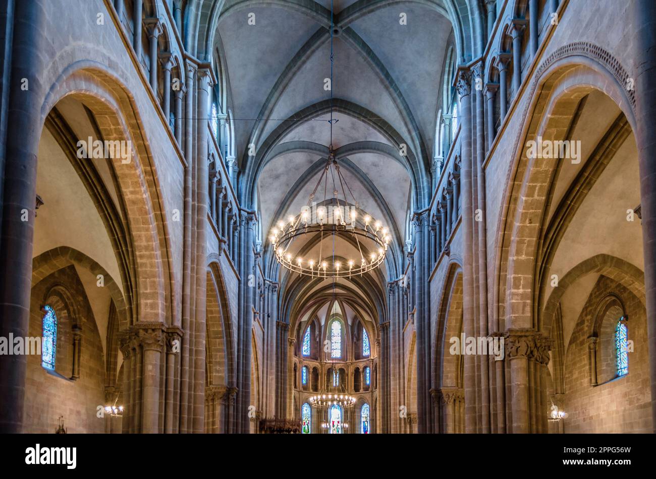 GENF, SCHWEIZ - 4. SEPTEMBER 2013: Das Innere von St. Die Pierre-Kathedrale in Genf, Schweiz, erbaut als römisch-katholische Kathedrale, wurde aber zu einer reformierten protestantischen Kirche, bekannt als die adoptierte Heimatkirche von John Calvin, einem der Führer des Pro Stockfoto