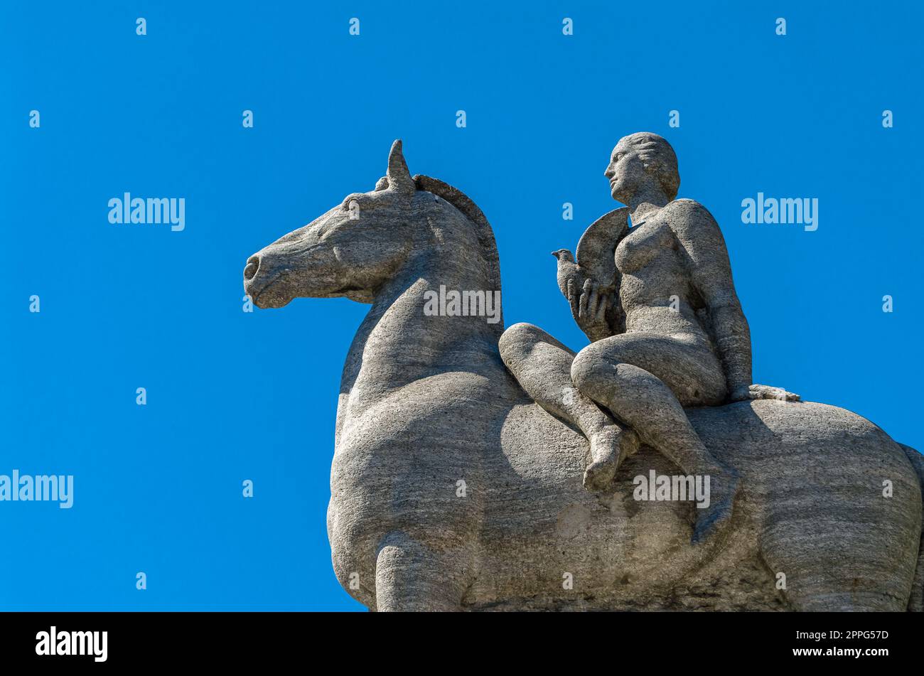 GENF, SCHWEIZ - 4. SEPTEMBER 2013: Blick auf die Statue „Colombe de la Paix“ („Friedentaube“) in Genf, hergestellt vom Schweizer Bildhauer Frederic Schmied (1893-1972) Stockfoto