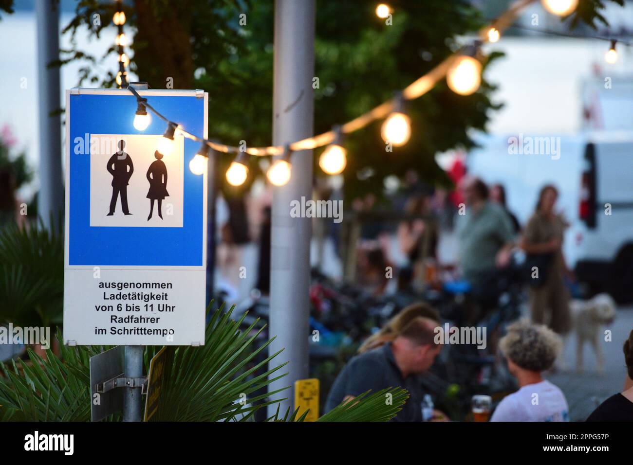 Schild "FuÃŸgÃ¤ngerzone" am Abend in Gmunden, Ã-sterreich, Europa - Schild "Fußgängerzone" am Abend in Gmunden, Österreich, Europa Stockfoto