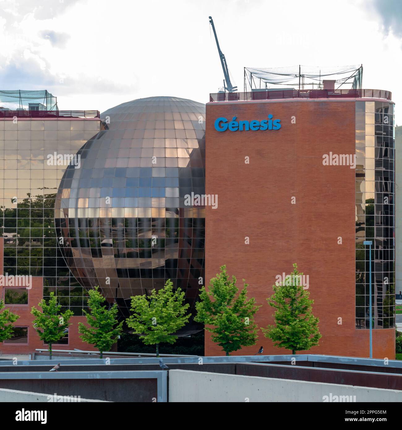 MADRID, SPANIEN - 6. JUNI 2021: Hauptsitz der Genesis Versicherungsgesellschaft in Madrid, Spanien Stockfoto