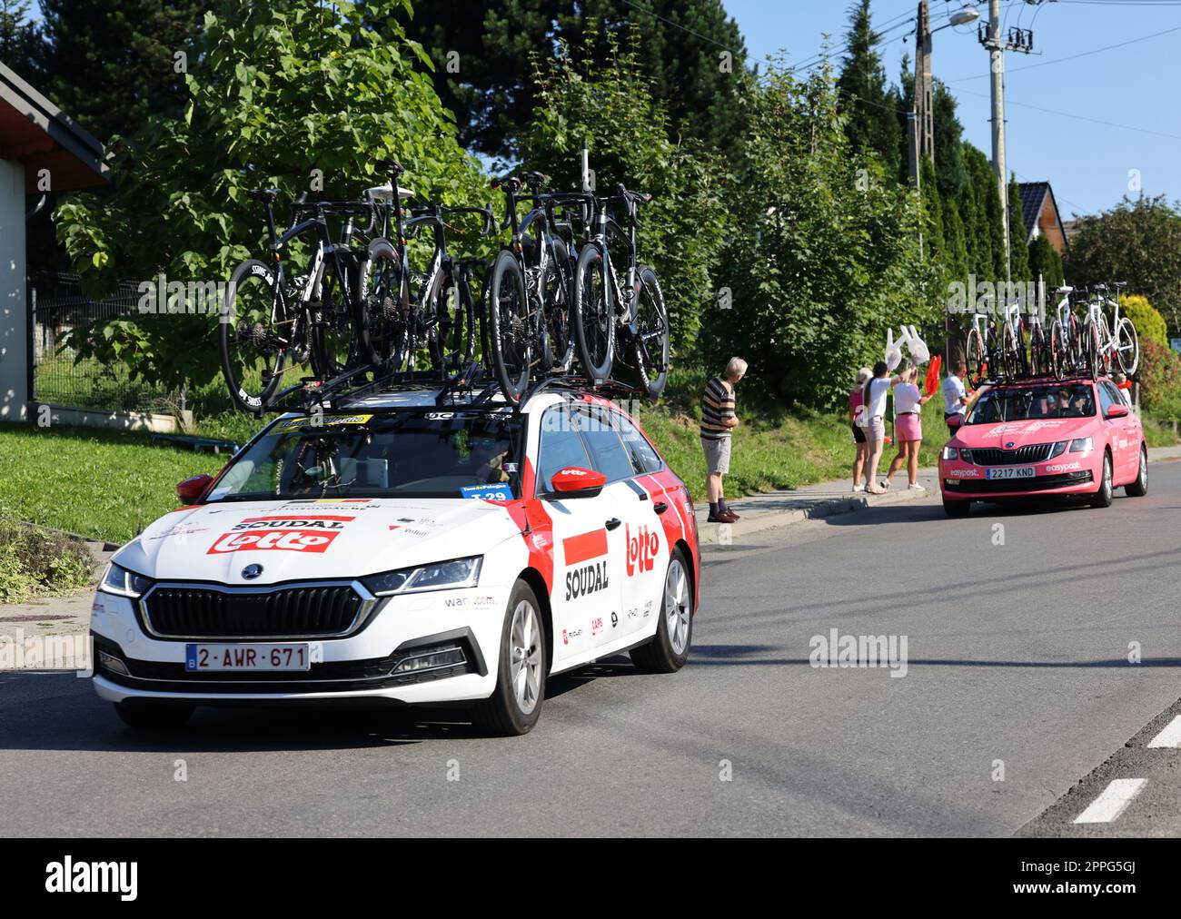 Krakau, Polen - 5. August 2022: Lotto Soudal Team Vehicle on the Route of Tour de Pologne UCI â€“ World Tour, Stage 7 Skawina - Krakau. Das größte Radrennen in Osteuropa. Stockfoto