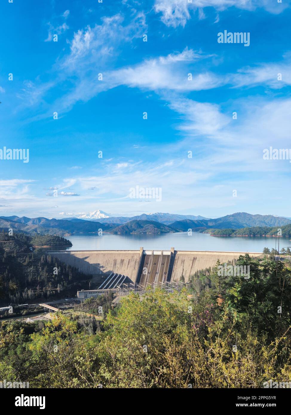 Blick auf Mount Shasta, Shasta Lake und Shasta Dam Stockfoto
