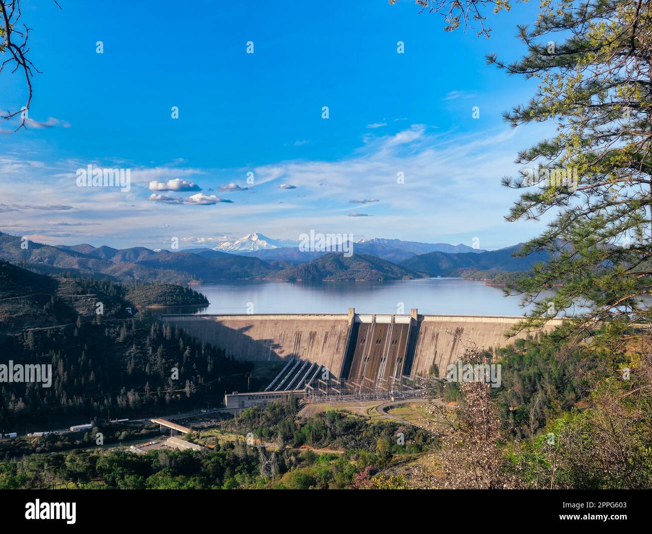 Blick auf Shasta Dam, Shasta Lake und Mount Shasta Stockfoto