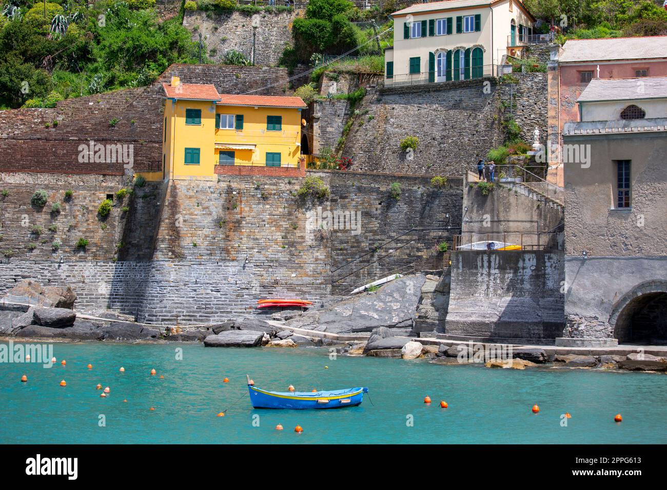 Blick auf die Bucht von Wasser mit verankerten Booten und typischen bunten Häusern in einem kleinen Dorf, Riviera di Levante, Vernazza, Cinque Terre, Italien Stockfoto