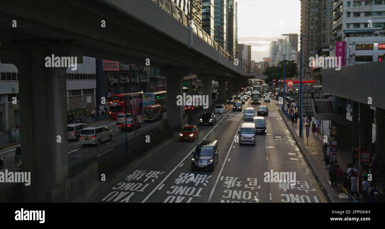 Kwun Tong, Hongkong 27. Mai 2021: Geschäftige Stadtstraße in Hongkong Stockfoto
