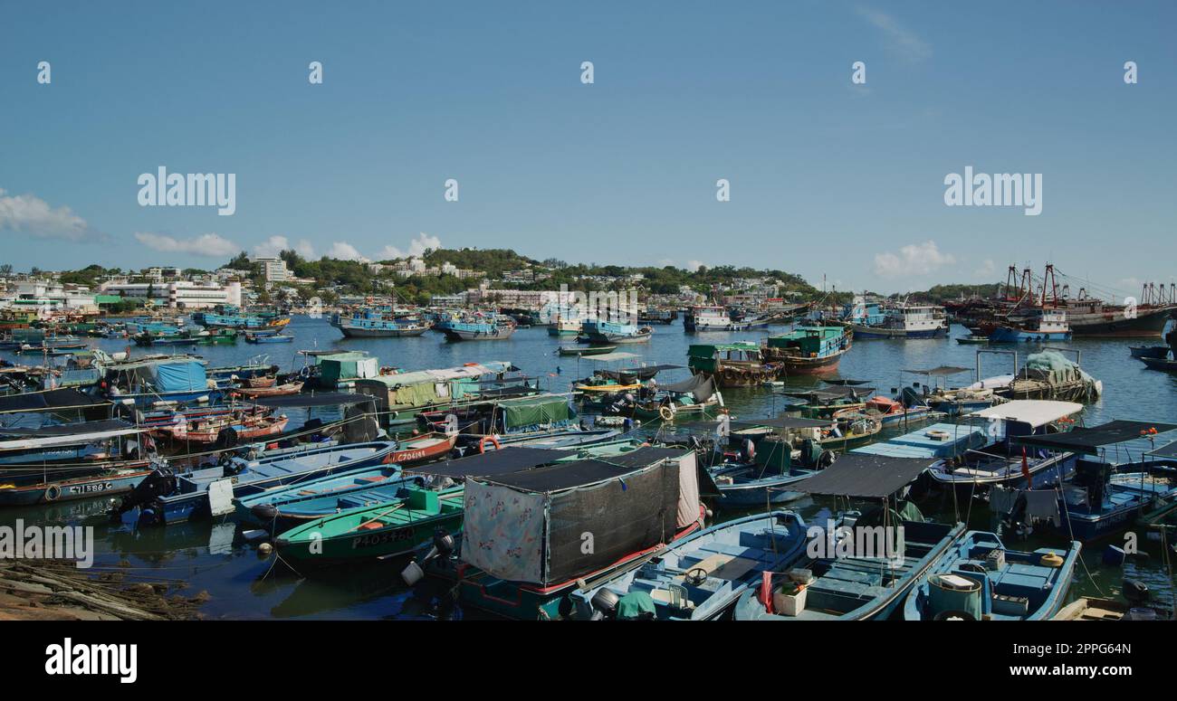 Cheung Chau, Hongkong, 27. Mai 2021: Fischerboot auf dem Meer Stockfoto