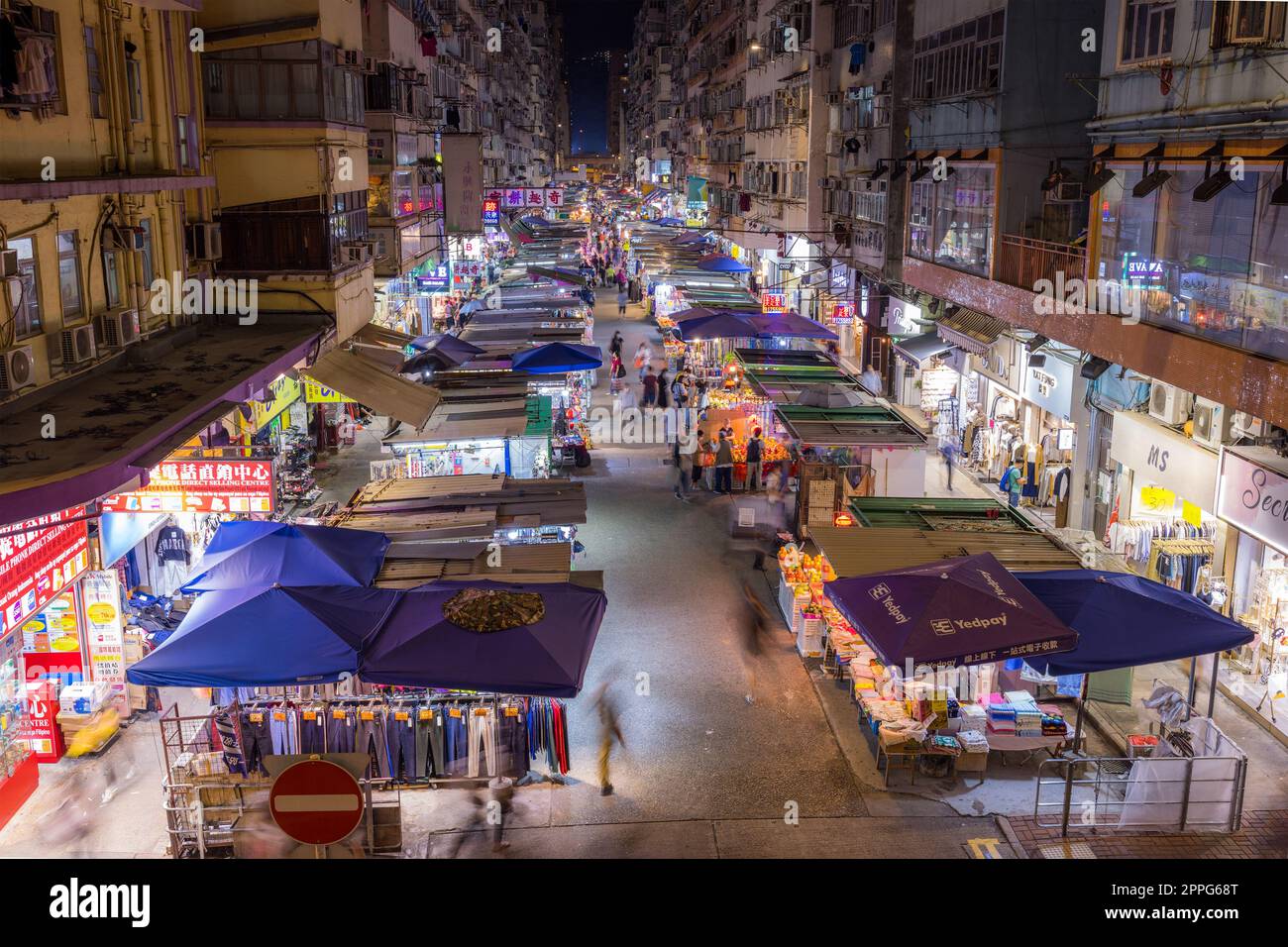 Mong Kok, Hongkong, 28. November 2021: Fa Yuen Street Stockfoto