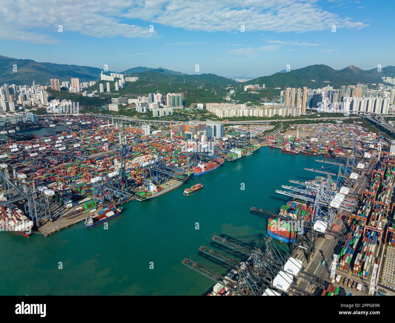 Hongkong 05. Dezember 2021: Blick von oben auf den Hafen des Frachtterminals von Hongkong Stockfoto