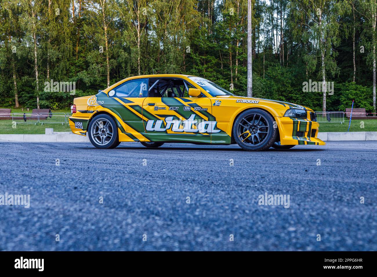 BMW Drift Rennwagen auf dem Asphalt bei der Drift Show. Alytus, Litauen, 1. Juli 2022 Stockfoto