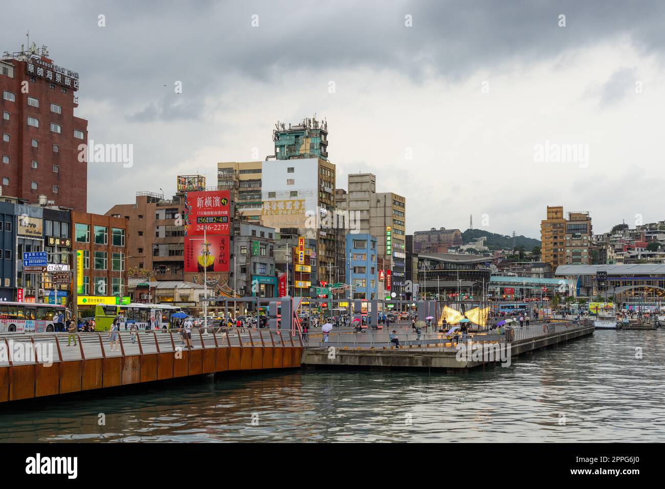 Keelung, Taiwan 12. Juni 2022: Inner Harbor der Stadt Keelung Stockfoto