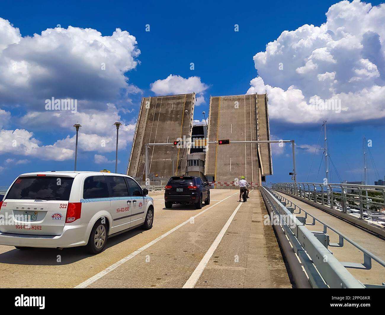 Blick auf Fort Lauderdale mit offener Brücke an sonnigen Tagen Stockfoto