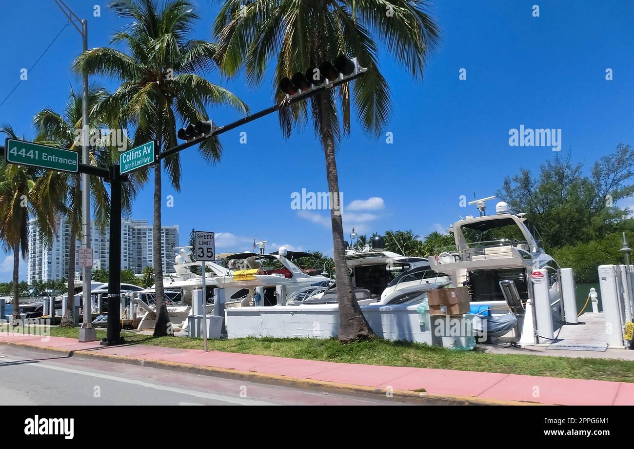 Gebäude von Fort Lauderdale mit der Straße im Vordergrund. Stockfoto