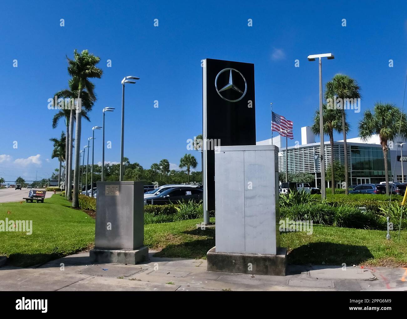 Mercedes-Benz-Bauwagen-Schild Shop Eingang Händlerbetrieb Logo Stockfoto