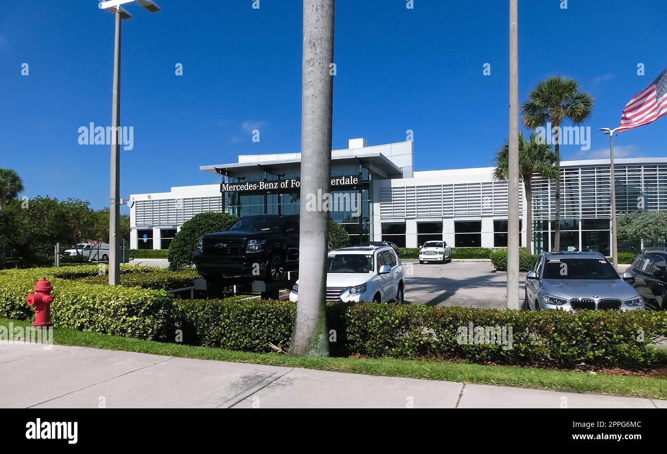 Mercedes-Benz-Bauwagen-Schild Shop Eingang Händlerbetrieb Logo Stockfoto