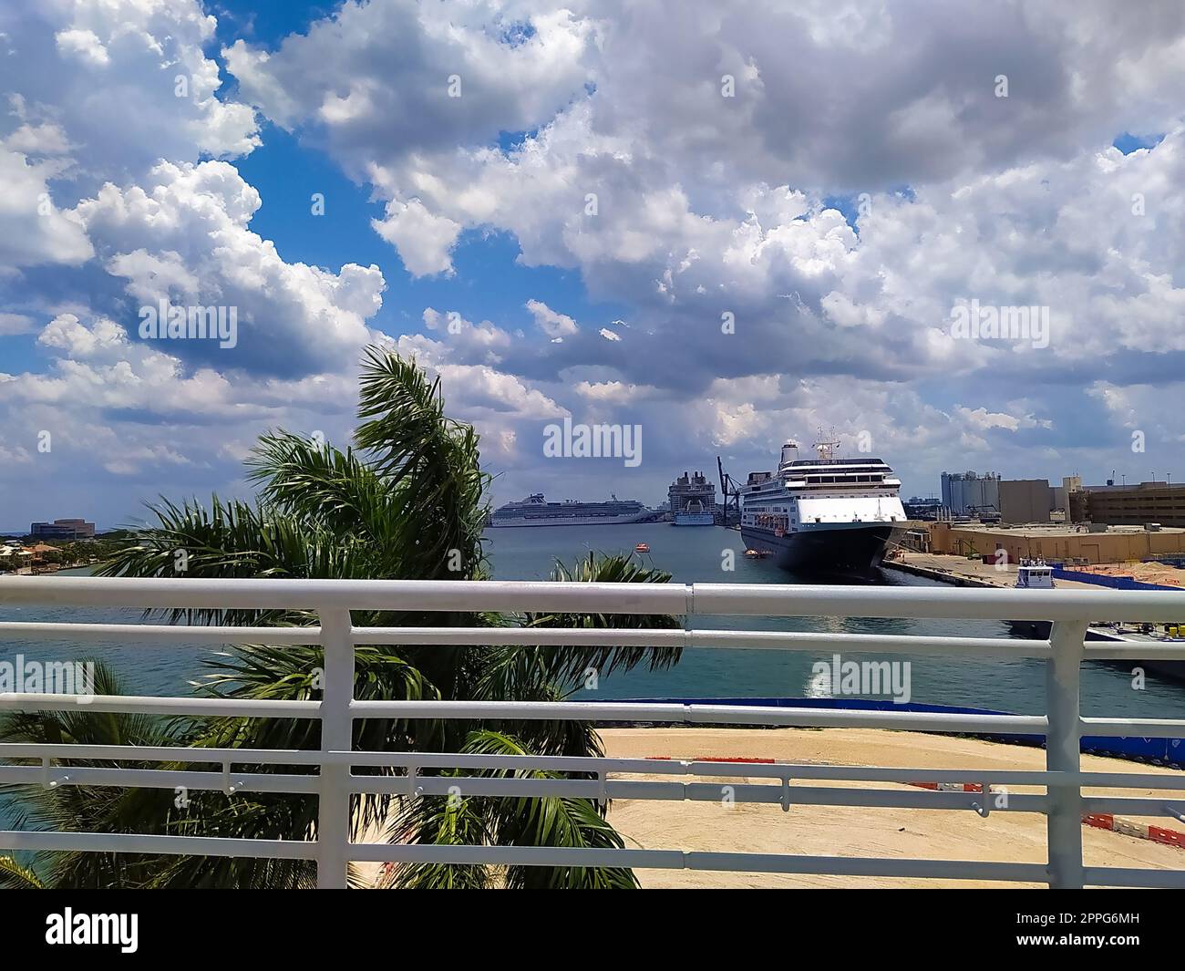 Großes Kreuzfahrtschiff verlassen Heimathafen Fort Lauderdale Stockfoto