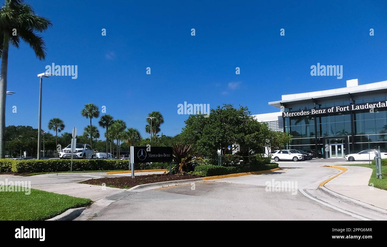 Mercedes-Benz-Bauwagen-Schild Shop Eingang Händlerbetrieb Logo Stockfoto
