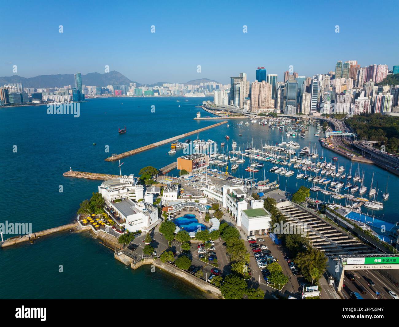 Causeway Bay, Hong Kong 10. Dezember 2021: Blick aus der Vogelperspektive auf Hong Kong City Stockfoto