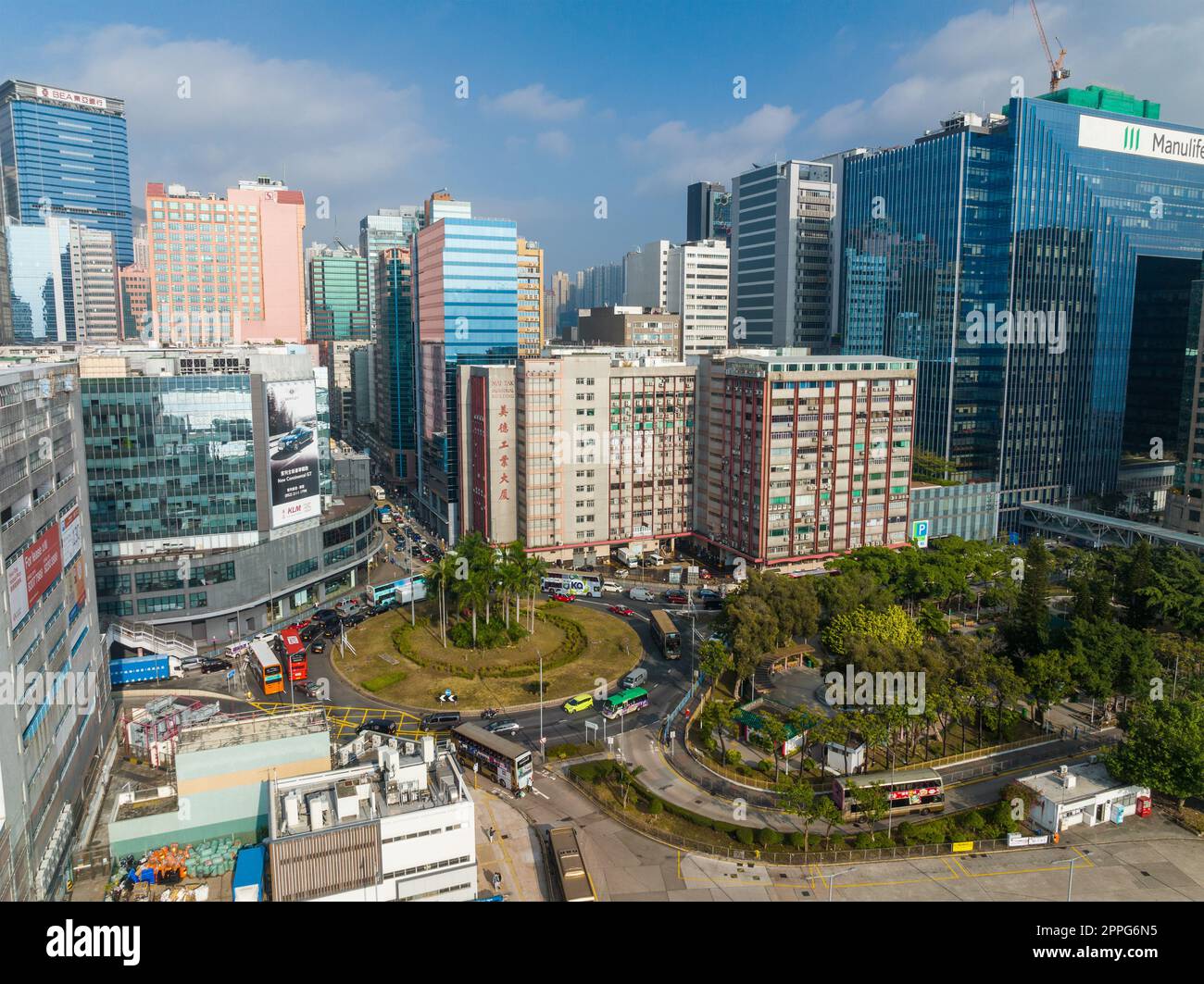 Kwun Tong, Hongkong 28. Dezember 2021: Geschäftsviertel Hongkong auf der Kowloon-Seite Stockfoto