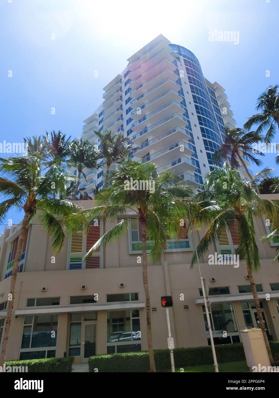Gebäude von Fort Lauderdale mit der Straße im Vordergrund. Stockfoto