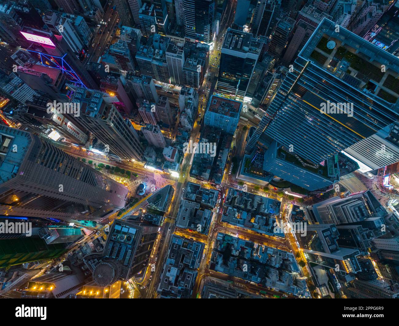 Causeway Bay, Hongkong 29. Januar 2022: Drohnenflug über Hong Kong City bei Nacht Stockfoto