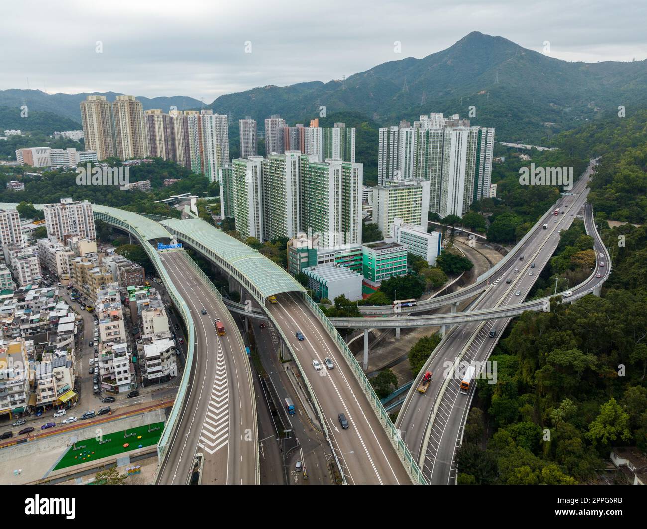 Sha Tin, Hongkong, 26. Januar 2022: Drohnenflug über Hong Kong City Stockfoto