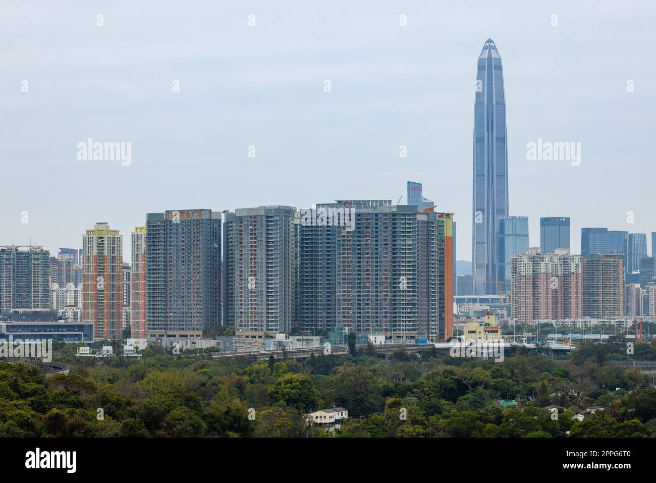 Shenzhen, China 06. Februar 2022: Shenzhen City Downtown Stockfoto