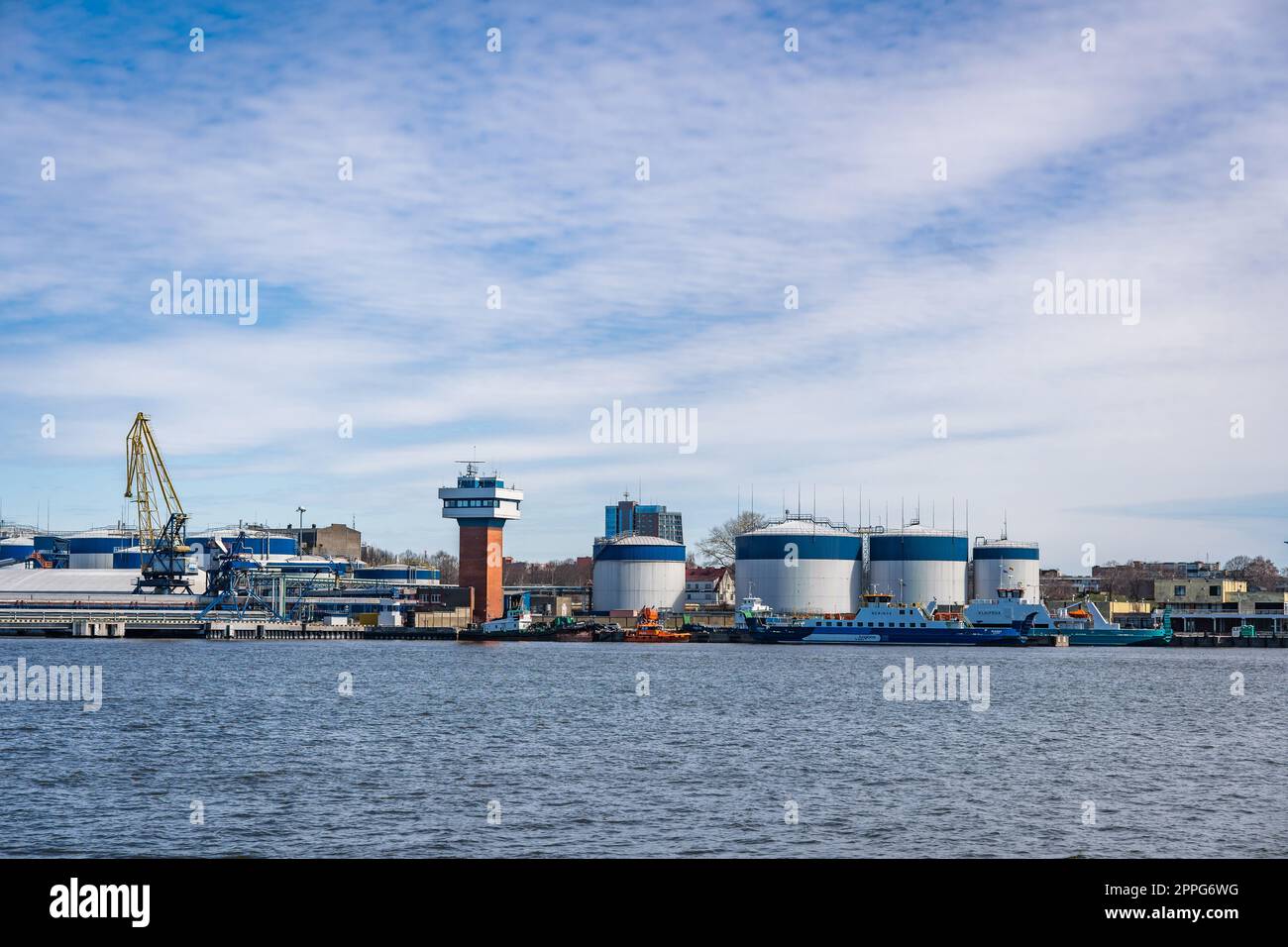 KLAIPEDA, LITAUEN - 18. APRIL 2022: Klaipeda International Cargo Port Terminal Stockfoto