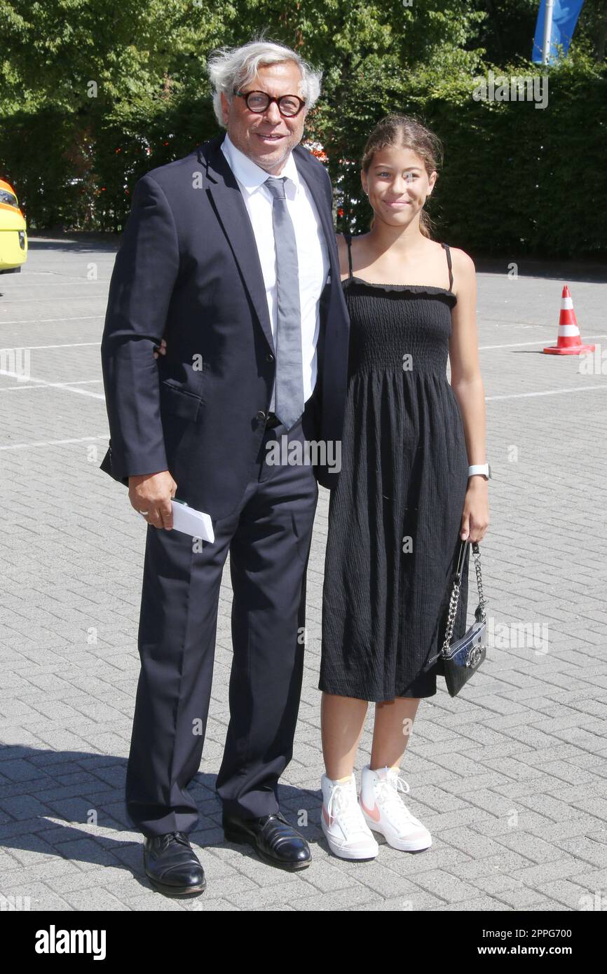 Jimmy Hartwig & Tochter Juli, Beerdigung Uwe Seeler, Volkasparkstadion, 10.08.2022 Stockfoto