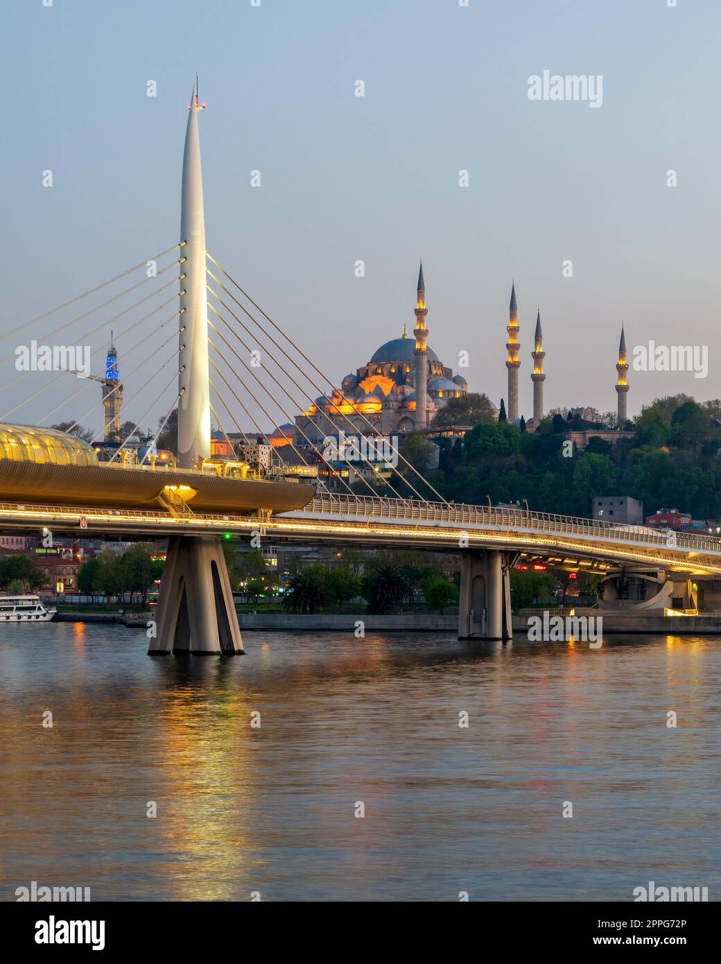 Golden Horn Metro Bridge, Halic Bridge überlappt die Suleymaniye Moschee, Istanbul, Türkei Stockfoto