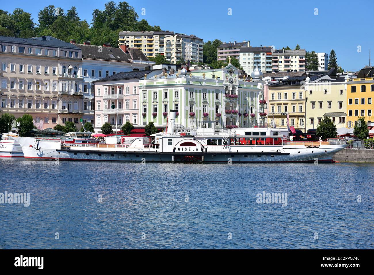 Der Dampfer 'Gisela' vor dem Rathaus in Gmunden am Traunsee (Salzkammergut, Oberösterreich, Österreich) - das Dampfschiff 'Gisela' vor dem Rathaus in Gmunden in der Nähe des Traunsee (Salzkammergut, Oberösterreich, Österreich). Stockfoto Der Dampfer 'Gisela' vor dem Rathaus in Gmunden am Traunsee (Salzkammergut, Oberösterreich, Österreich) - das Dampfschiff 'Gisela' vor dem Rathaus in Gmunden in der Nähe des Traunsee (Salzkammergut, Oberösterreich, Österreich). Stockfoto