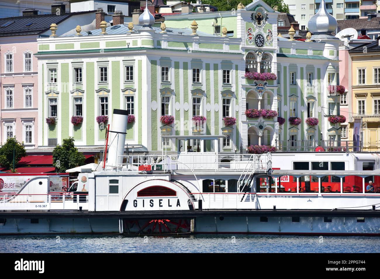 Der Dampfer 'Gisela' vor dem Rathaus in Gmunden am Traunsee (Salzkammergut, Oberösterreich, Österreich) - das Dampfschiff 'Gisela' vor dem Rathaus in Gmunden in der Nähe des Traunsee (Salzkammergut, Oberösterreich, Österreich). Stockfoto Der Dampfer 'Gisela' vor dem Rathaus in Gmunden am Traunsee (Salzkammergut, Oberösterreich, Österreich) - das Dampfschiff 'Gisela' vor dem Rathaus in Gmunden in der Nähe des Traunsee (Salzkammergut, Oberösterreich, Österreich). Stockfoto