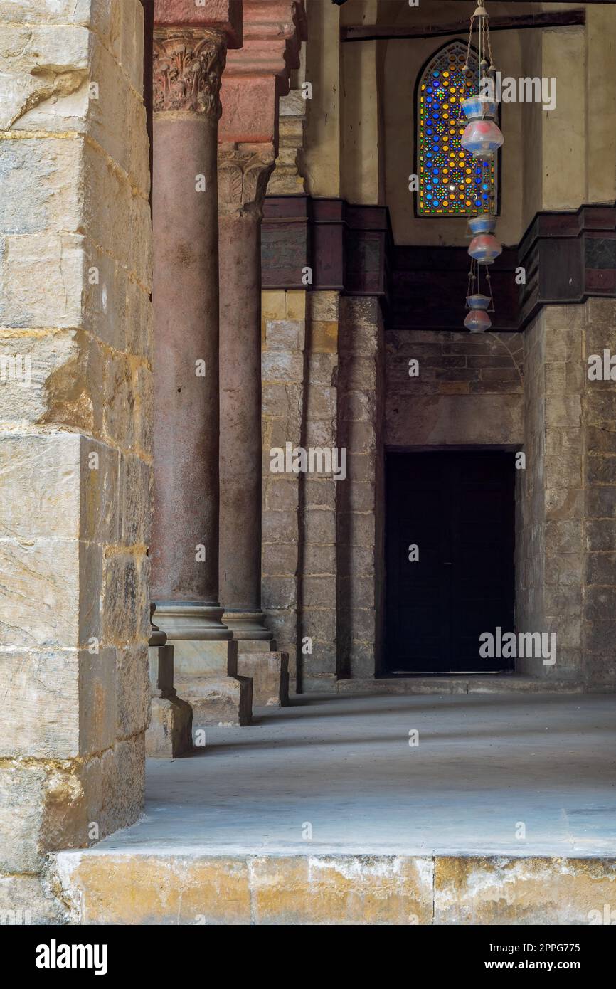 Passage in der Sultan-Qalawun-Moschee mit Steinsäulen und farbigen Buntglasfenstern, Kairo, Ägypten Stockfoto