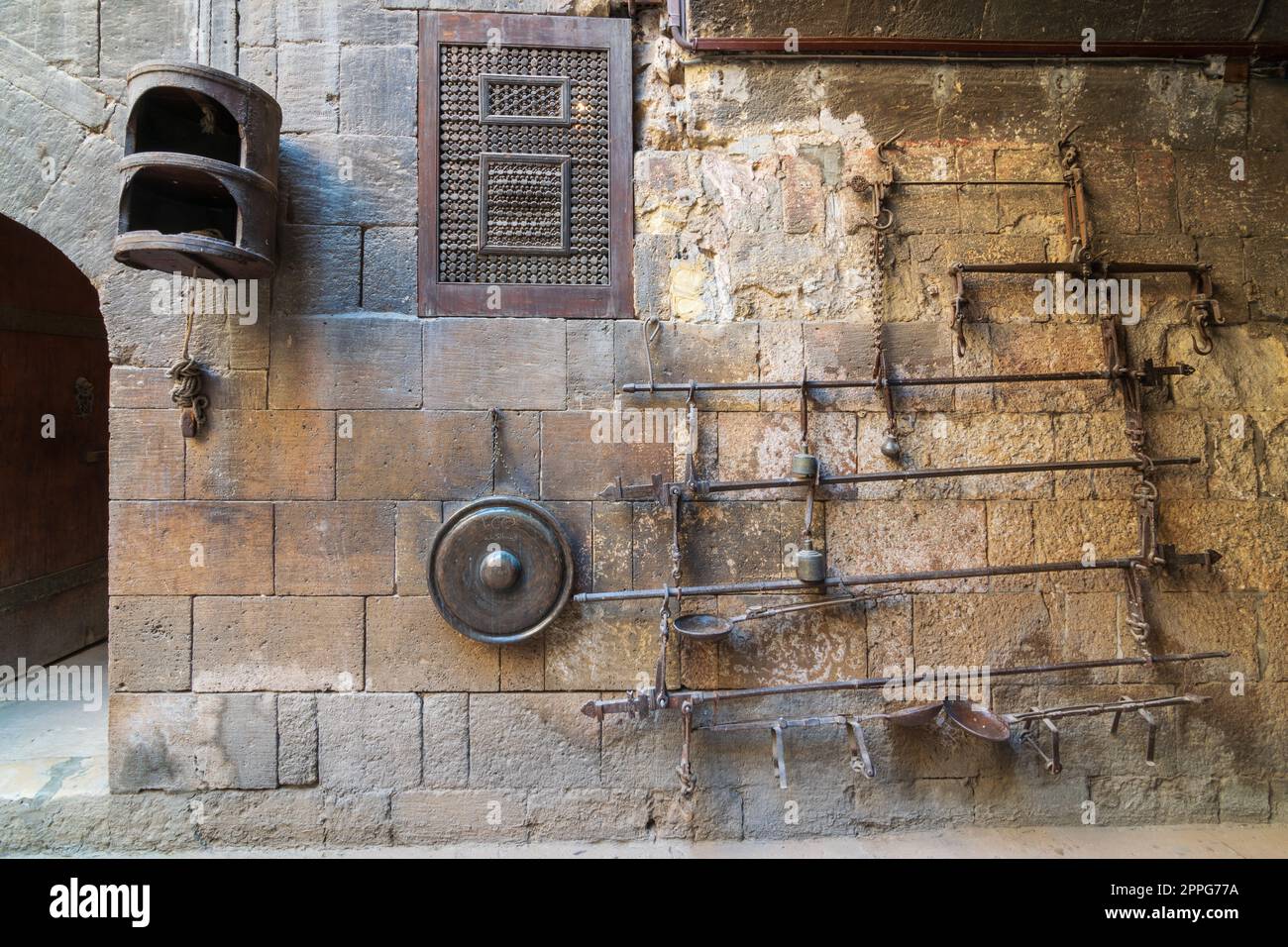 Alte Kupferwaage im Innenhof des Gayer Anderson House, neben der Moschee von Ahmad ibn Tulun, Kairo, Ägypten Stockfoto