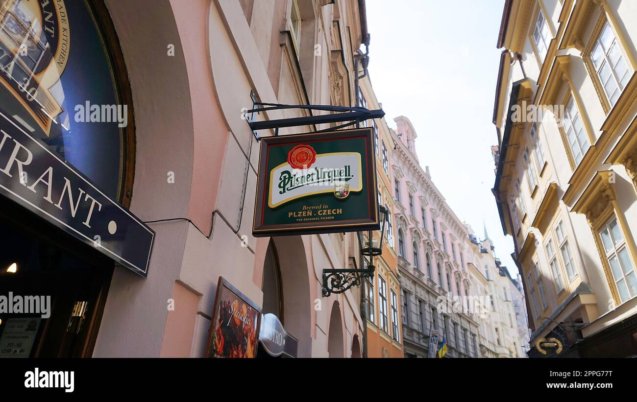 Logo von Pilsner Urquell. Schild mit dem grünen Pilsner Urquell Logo an der Fassade - Eingang zum Bierrestaurant in PRAG Pilsner ist eine tschechische Marke von leichtem Lagerbier. Stockfoto