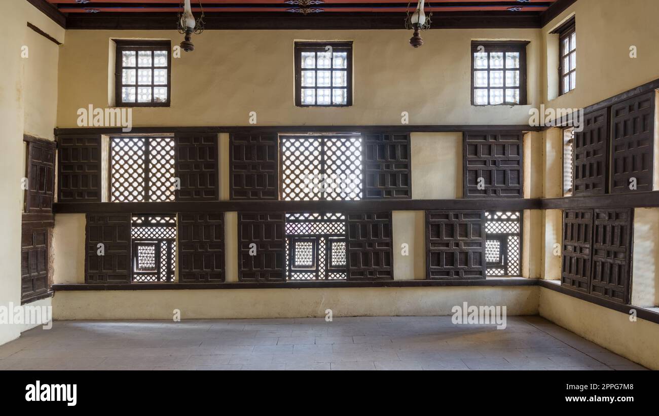 Gitterfenster aus Holz, Mashrabiya und Schiebefenster im historischen Ottoman Amasely Stockfoto