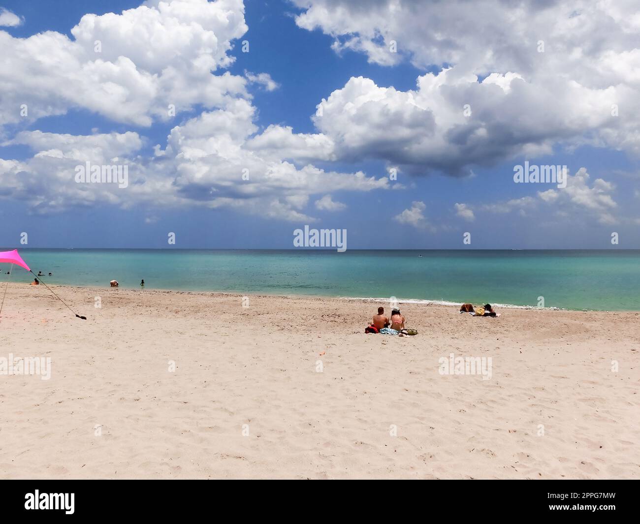 Die Leute, die sich in South Beach, Miami, Florida, ausruhen. Stockfoto