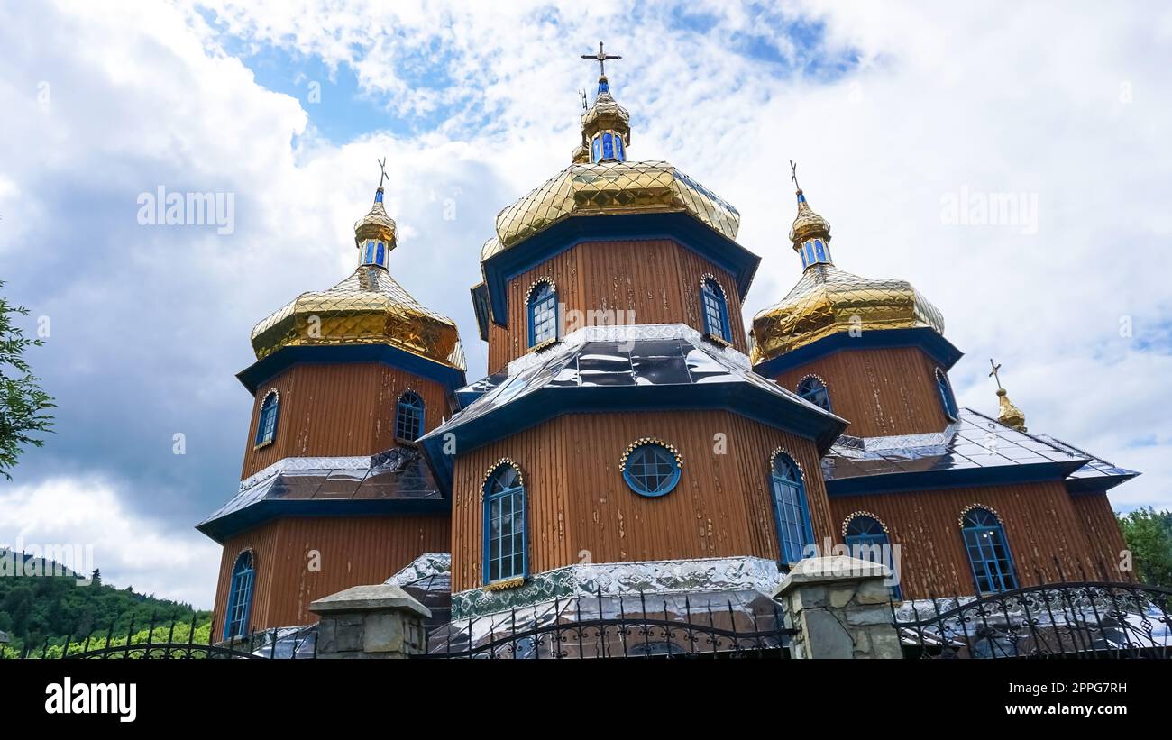 Hölzerne orthodoxe Nikolaikirche im Dorf Kozova, Karpaten Stockfoto