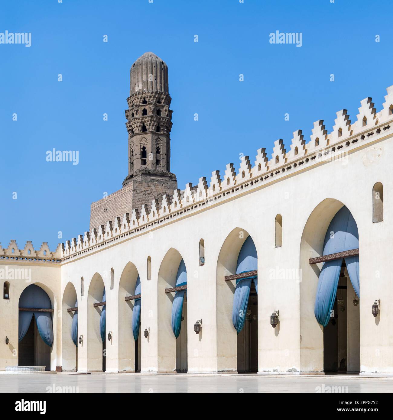 Minarett der historischen Al-Hakim-Moschee, bekannt als aufgeklärte Moschee, Moez Street, Old Cairo, Ägypten Stockfoto