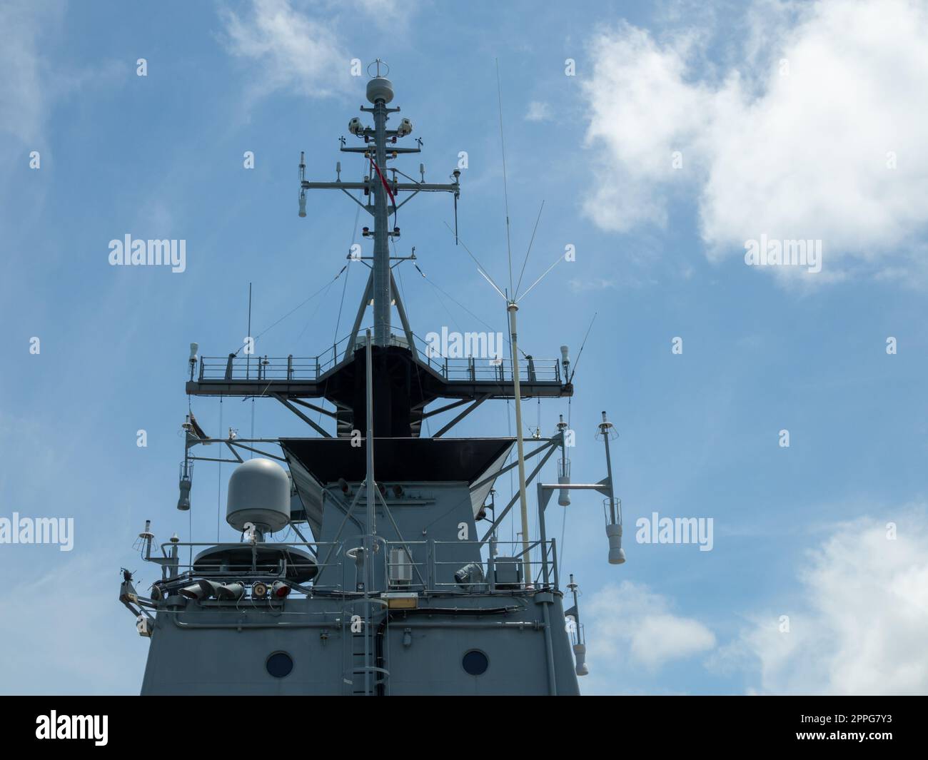 Radarturm auf einem Kriegsschiff-Flugzeugträger der thailändischen Marine Stockfoto
