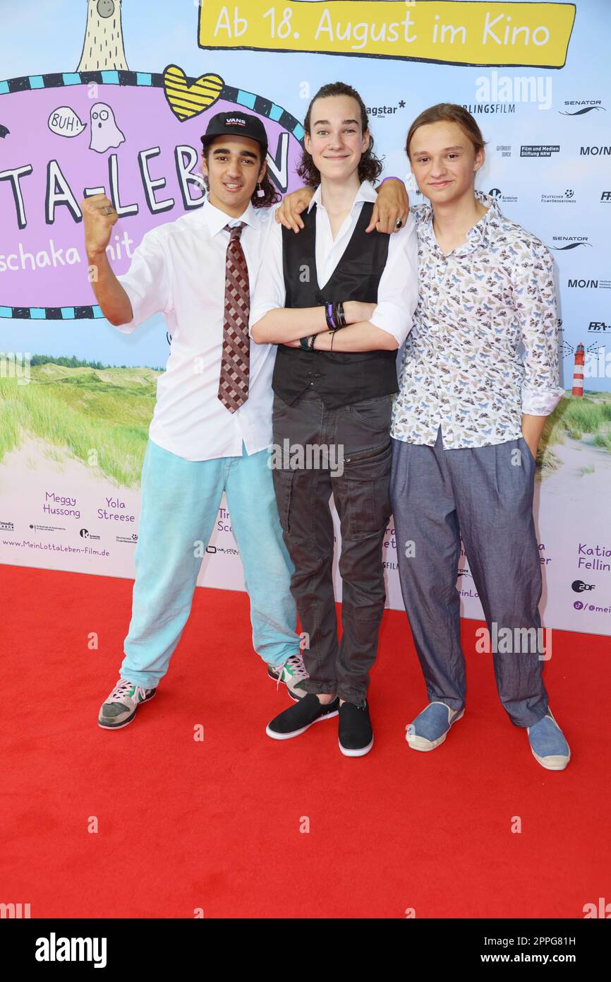 Jonas Maurice Spaeth, Robert Paul Eitelberg und Emil Janeba, Premiere von Mein Lotta-Leben - Alles Tschaka mit Alpaka in Cinemaxx Dammtor, Hamburg, 14.08.2022 Stockfoto