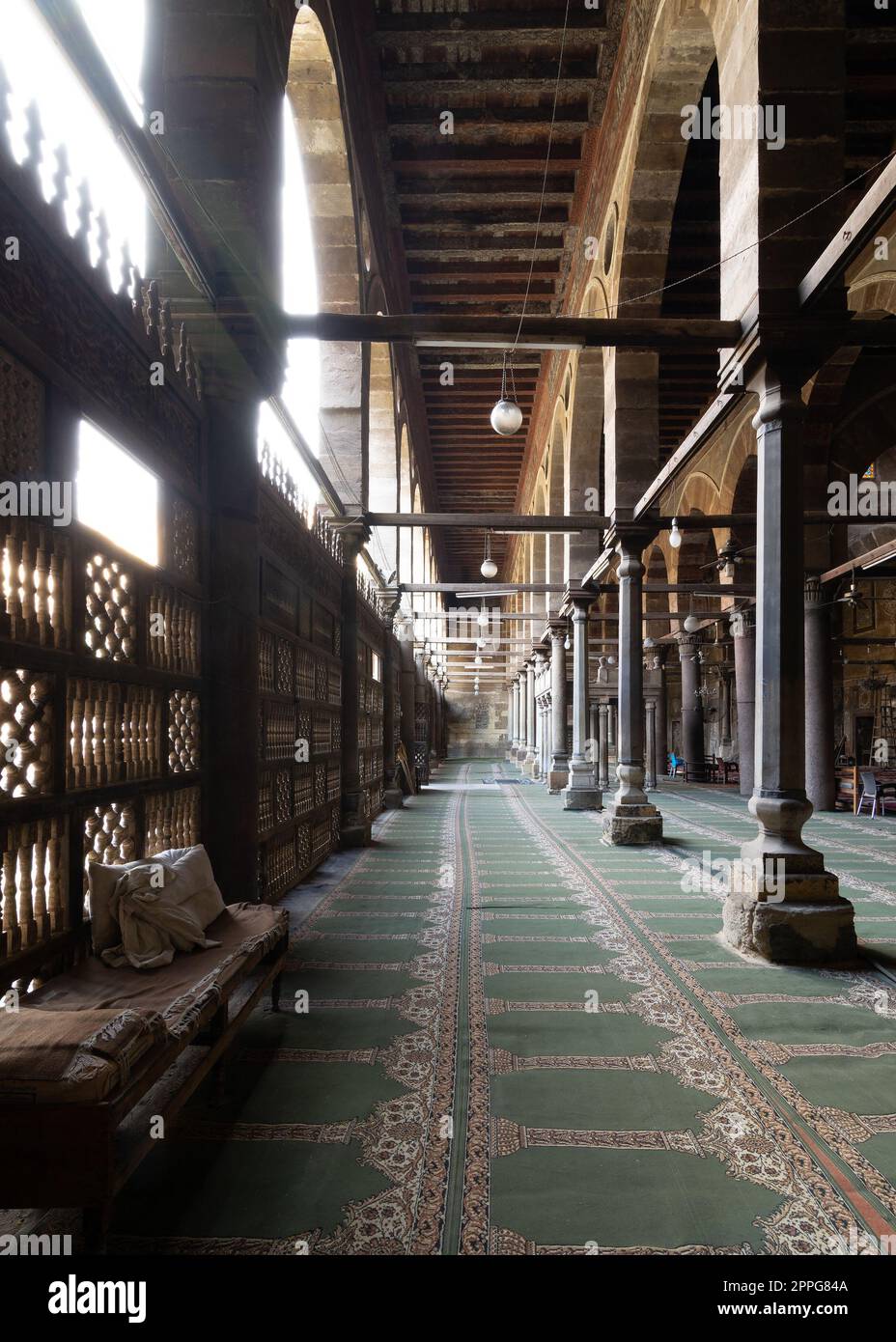 Korridor an der öffentlichen historischen Moschee von Amir Al-Maridani, Kairo, Ägypten Stockfoto
