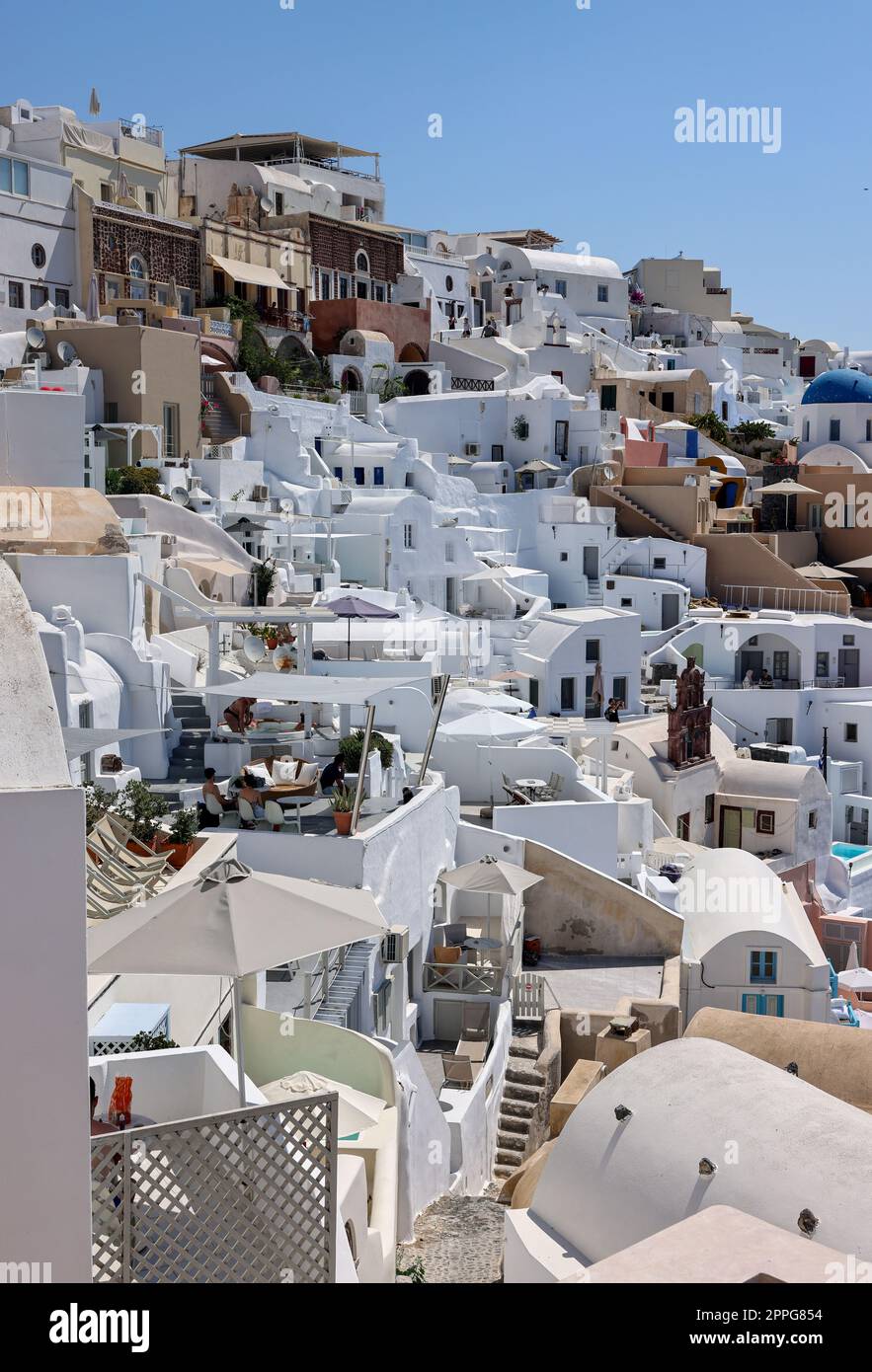 Weiß getünchte Häuser in Oia auf Santorini, Kykladen, Griechenland Stockfoto