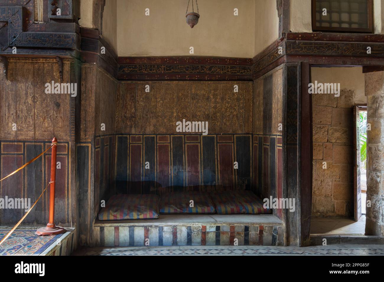 Eingebaute Bank - Couch - im historischen El Sehemy House aus der Ottomanenzeit, Kairo, Ägypten Stockfoto