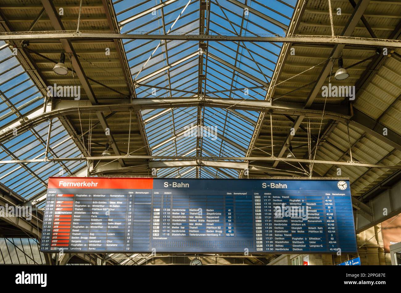 ZÜRICH, SCHWEIZ - 3. SEPTEMBER 2013: Bahnfahrplanauskunft am Bahnhof Zürich, Schweiz Stockfoto